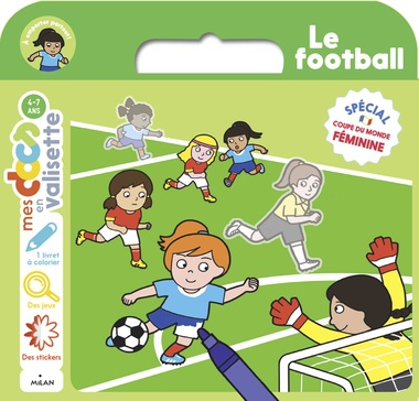 Des enfants jouent au football