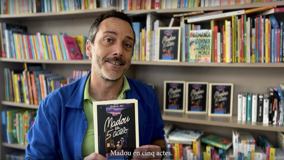 Image extraite de la vidéo sur Guillaume Nail et son nouveau roman "Madou en cinq actes"