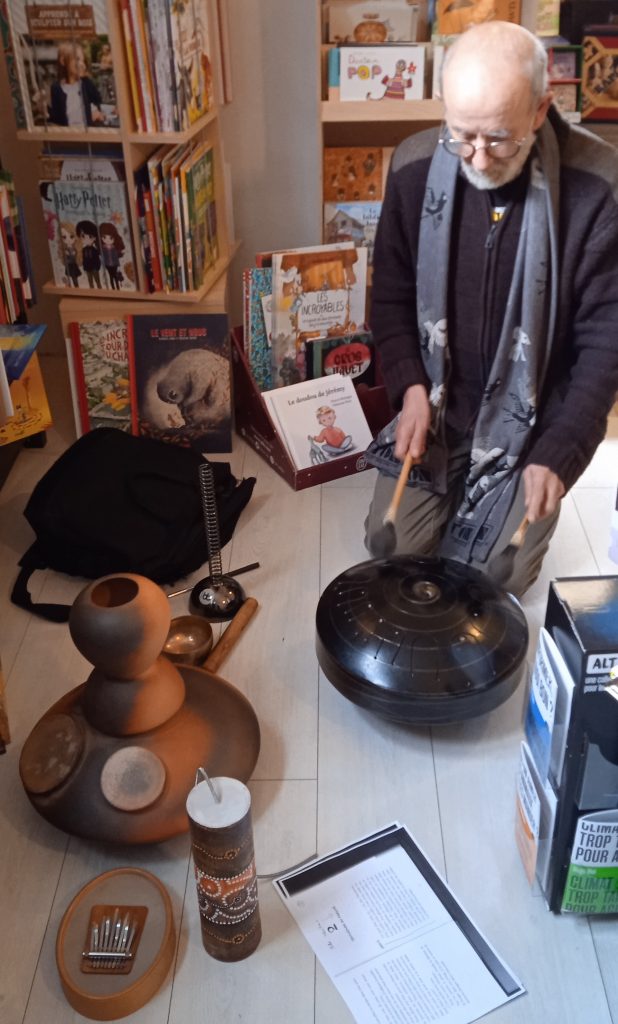 Gaël Bordet a offert aux clients de la librairie Lettres Vives une lecture musicale de "Marthe & Mastok", avec le musicien Philippe de Rodat et ses instruments enchanteurs.